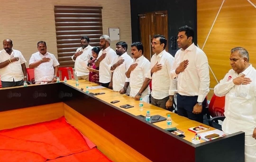 SJB56856832's tweet image. கரண்ட் கம்பத்தில் ஏற மாட்டோம்

மரத்தில் ஏறி தாவ மாட்டோம்

விளம்பர போர்டில் ஏறி விழமாட்டோம்

சாலை சென்டர் மீடியன் கிரிலை உடைக்க மாட்டோம்

டிரான்ஸ்பார்மர் மேல் ஏறி நிற்க மாட்டோம்

செய்தி சேகரிக்க வந்த நிருபரிடம் குரங்குசேட்டை செய்ய மாட்டோம் என உறுதி அளிக்கிறோம்