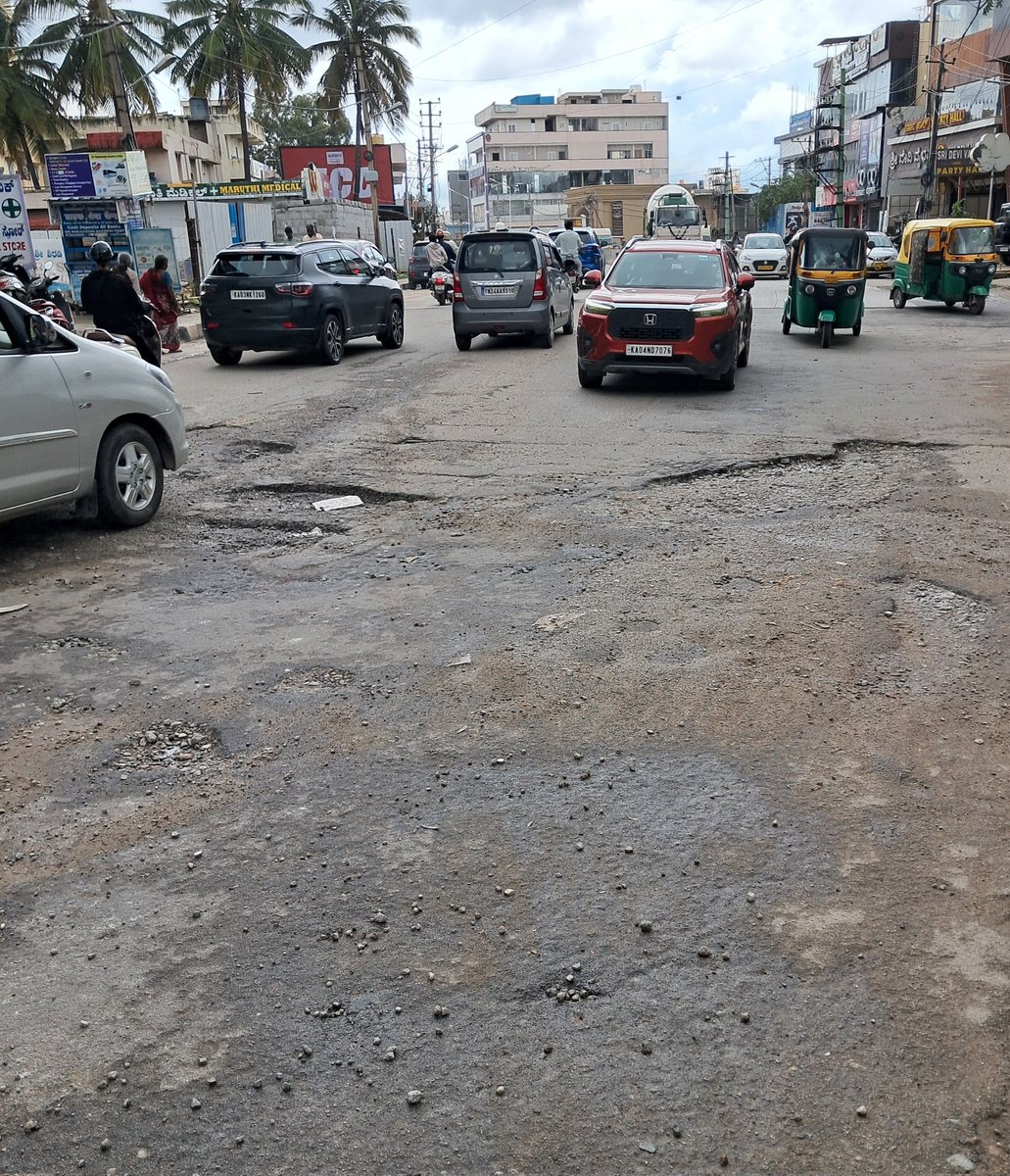E-Khata Mandatory From November 1: Bengaluru Tightens B-Khata to A-Khata Conversion Process - Oneindia News share.google/MMYlRNOqorbNTW…

Meanwhile this is the current condition of patchworkat Thanisandra Circle #Ward5 <a href="/GBAChiefComm/">Maheshwar Rao.M, IAS</a> ...lasted barely a few days!