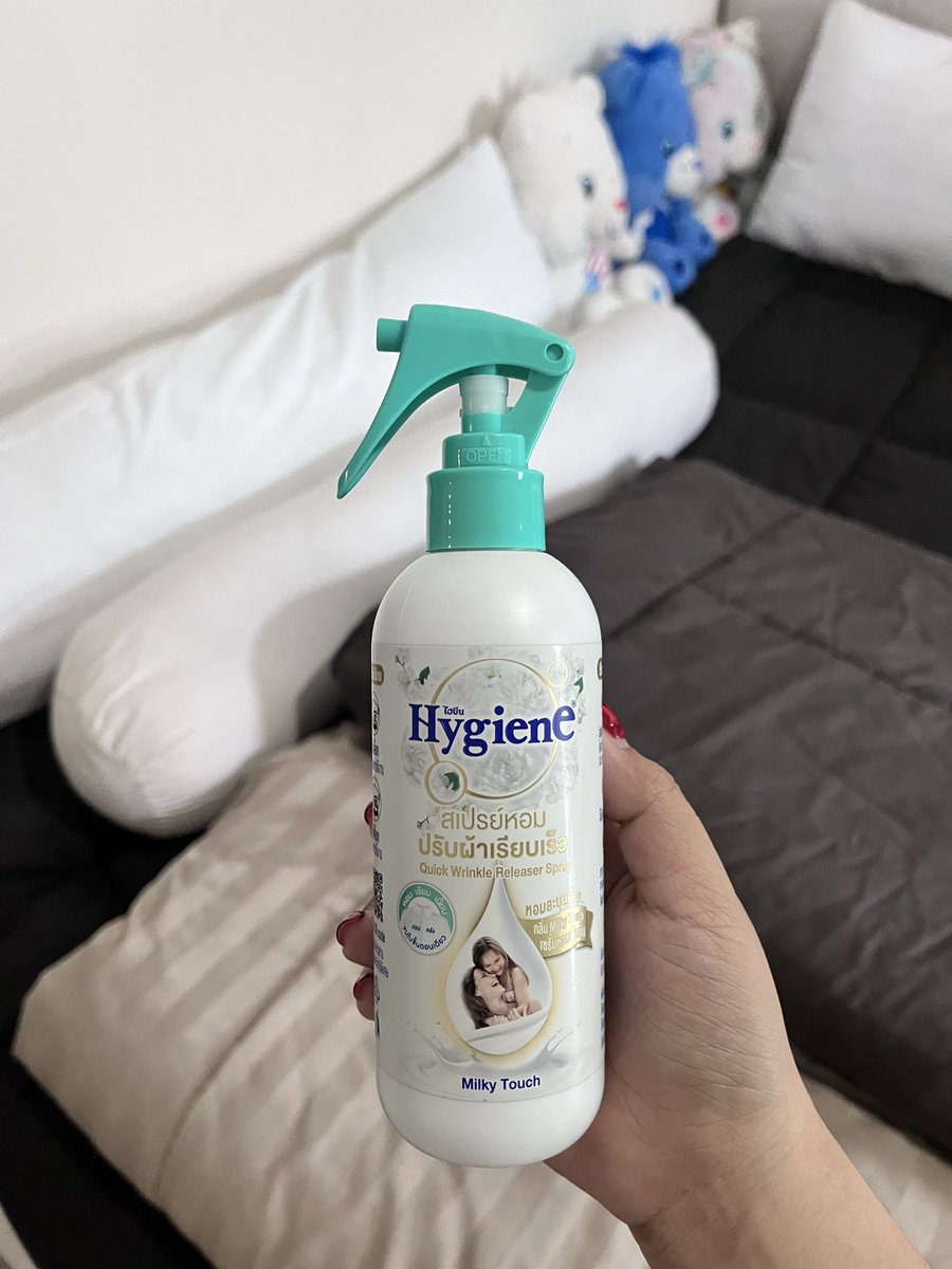 มีแล้วชีวิตดีขึ้น 100% จริงๆ สเปรย์ผ้าเรียบไฮยีน ถูกใจคนไม่รีดผ้าแบบเรามากกกกกก กลิ่นหอมมาก ฉีดๆๆๆๆไปเหอะ ผ้าหอมฟุ้ง กลิ่นมิลกี้ทัชคือเดอะเบสมาก แบบดีจริงๆ หอมแบบไม่ฉุน นี่ติดใจกลิ่นนี้มากๆ เอามาฉีดที่นอนด้วย ผ้าห่ม ผ้าปู ฉีดหมด ห้องหอมมากกกกกกห เตียงหอมมากกก ไอเลิ้บบบบบ โนสปอน🤍
