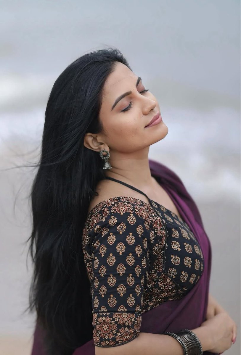 அளவில்லா
சோகங்கள் இருந்தாலும்
இறக்கி வைக்க
கண்ணீரைத் தவிர
வேறு எந்த வழியும்
தெரியவில்லை!