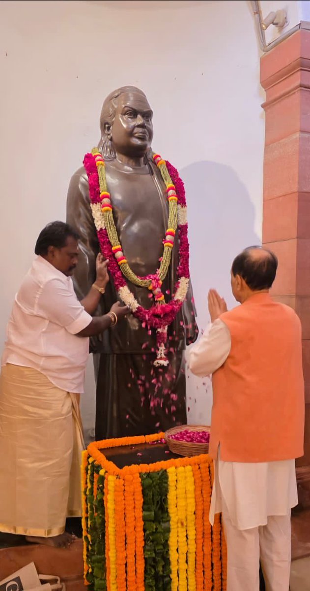 Swamy39's tweet photo. Visited Parliament House today along with Madurai VHS/BJP Leader Shri A. Sasi Kumar to pay tributes on the birth anniversary of Shri Muthuramalingam Thevar a great Indian nationalist leader born on October 30, 1908, in Pasumpon, Tamil Nadu. Proud that the statue of Shri Thevar was donated by me. #ThevarJayanthi #VHS #MuthuramalingaThevar