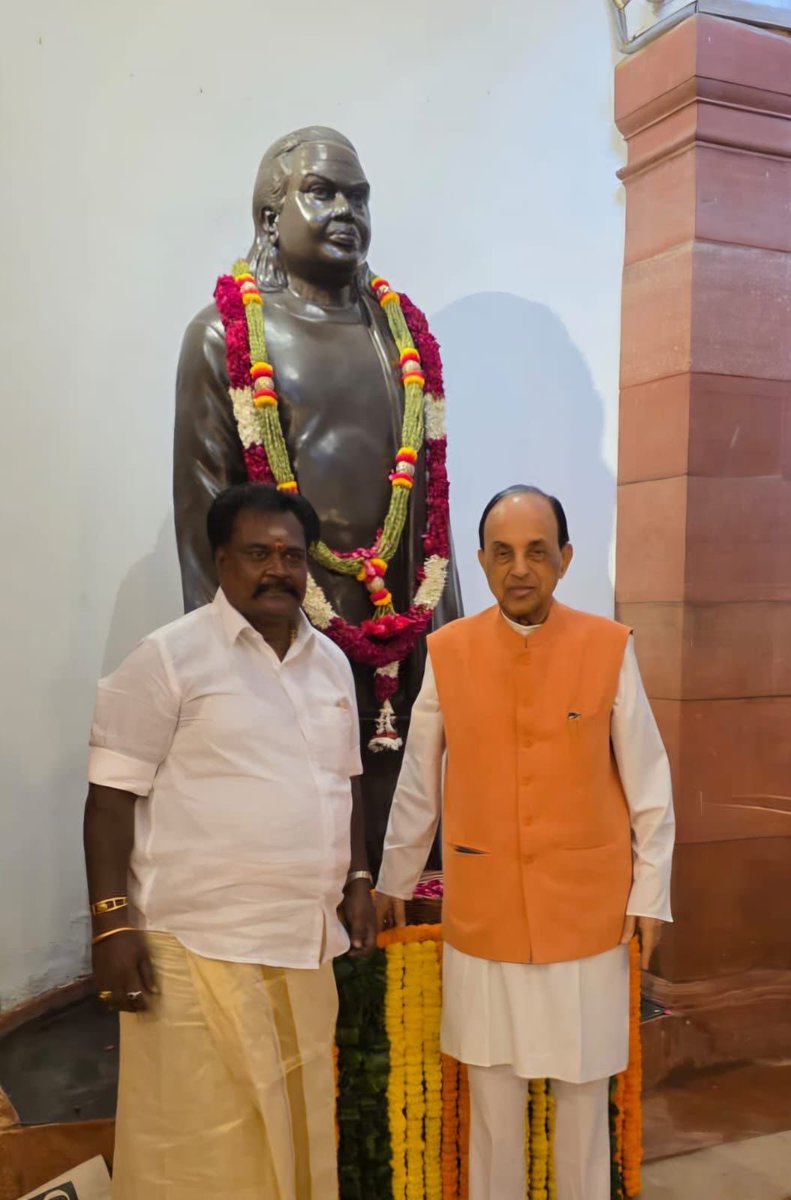 Swamy39's tweet photo. Visited Parliament House today along with Madurai VHS/BJP Leader Shri A. Sasi Kumar to pay tributes on the birth anniversary of Shri Muthuramalingam Thevar a great Indian nationalist leader born on October 30, 1908, in Pasumpon, Tamil Nadu. Proud that the statue of Shri Thevar was donated by me. #ThevarJayanthi #VHS #MuthuramalingaThevar