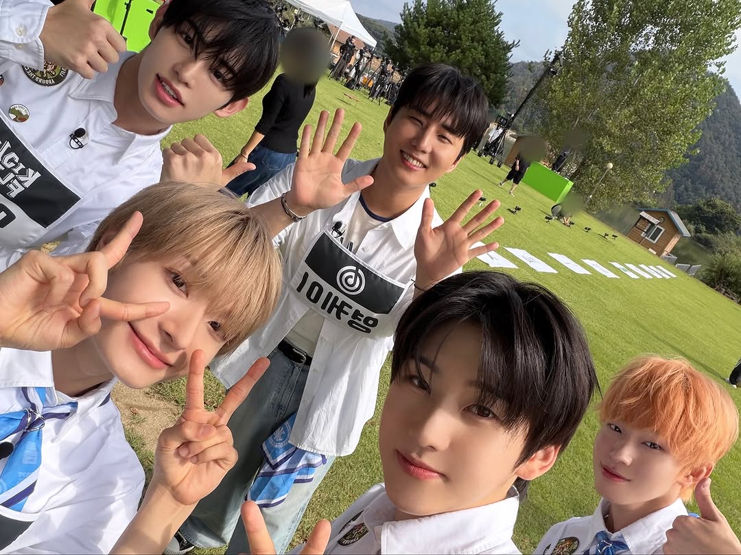 donghrwa's tweet photo. Sunny day filled with the brightest smile, we feel happy to meet lots of seniors around! ☀️ https://t.co/rJuv4jEhbS