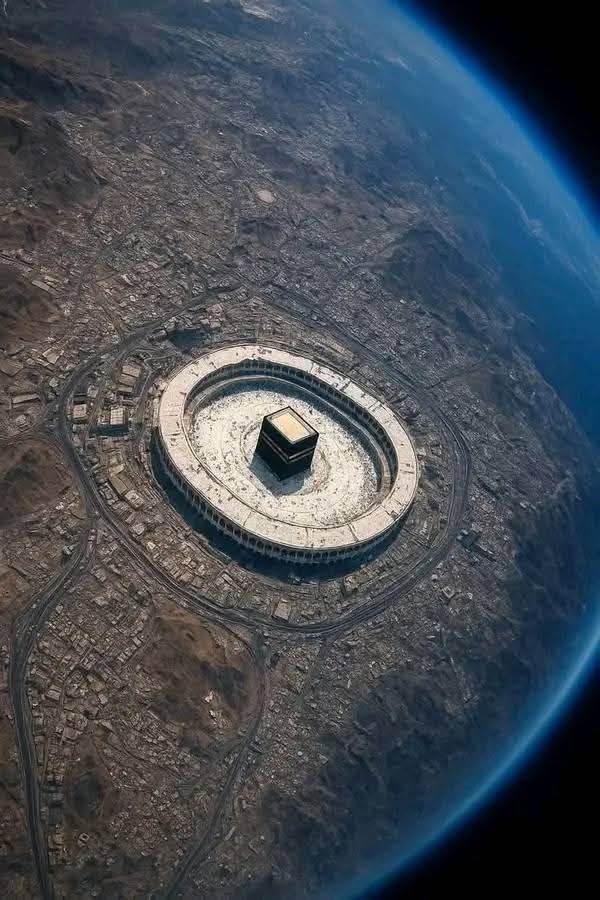 Cool_Ustaz's tweet photo. The pearl of the earth, if we could see it from space 🕋🤍 https://t.co/8ikzNYn4Aq