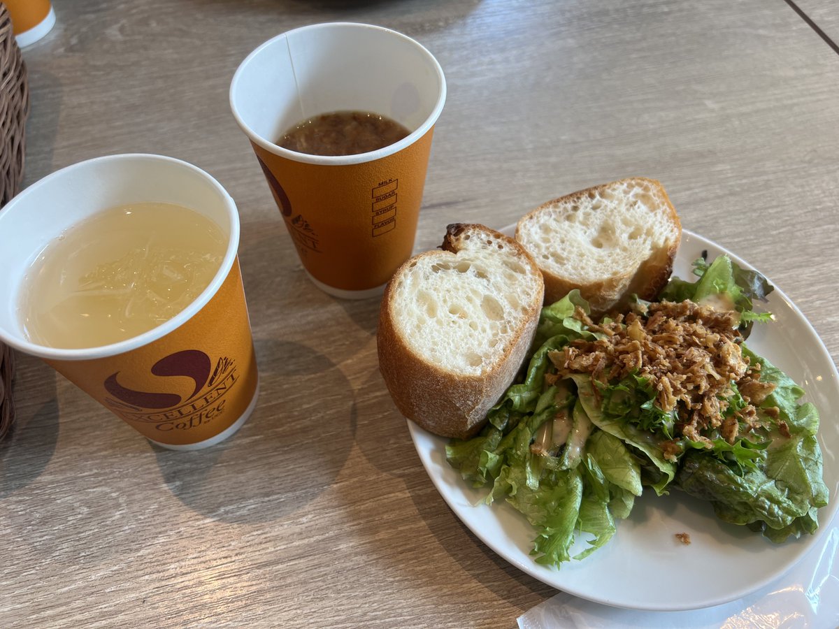 🍝パスタランチ🍽️
バケット、ドリンク、サラダ食べ放題🥗
🧀カルボナーラ美味しい〜