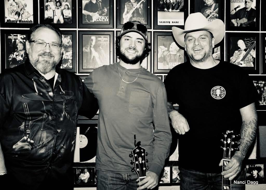 ChrisMichealMus's tweet photo. Good times, great people and we’re back in action👌

#songwriter #professionalsongwriter https://t.co/ECjym0YIwp