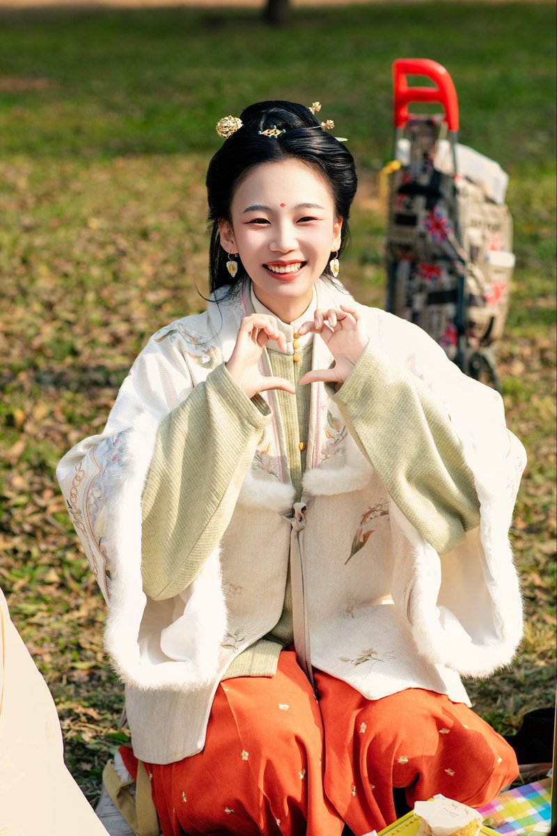 November being the Month for Hanfu Going-out, a "Forest Karaoke" event was held in a Beijing woodland. Hanfu lovers showcased different mix-and-match #Hanfu styles, enjoyed freestyle Hanfu dance, and capped it off with a chorus of "Unforgettable Tonight". #HanfuFusion