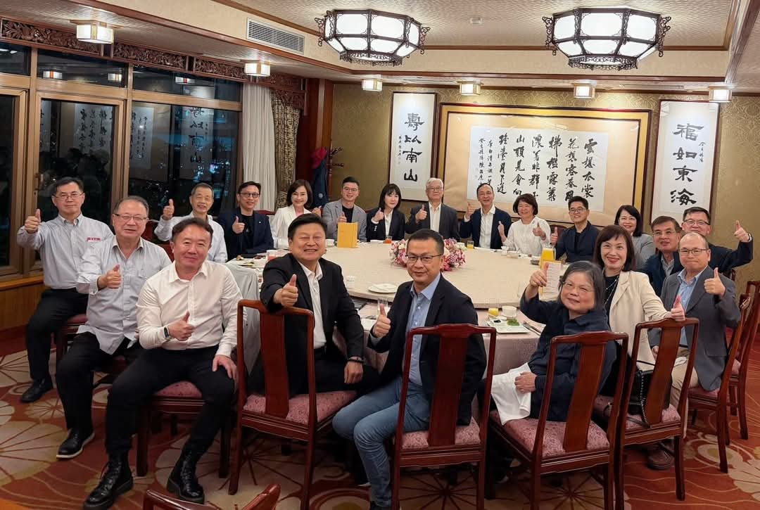 OlB5xR6vzI6Vv4B's tweet image. 【台灣再起 一棒接一棒！鄭主席承擔 朱主席傳承！】

#傅崐萁🇹🇼

過去四年，國民黨家徒四壁，朱立倫主席扛下重責，即使篳路襤褸，不斷面臨艱難挑戰，仍為國民黨打下重要戰役！…