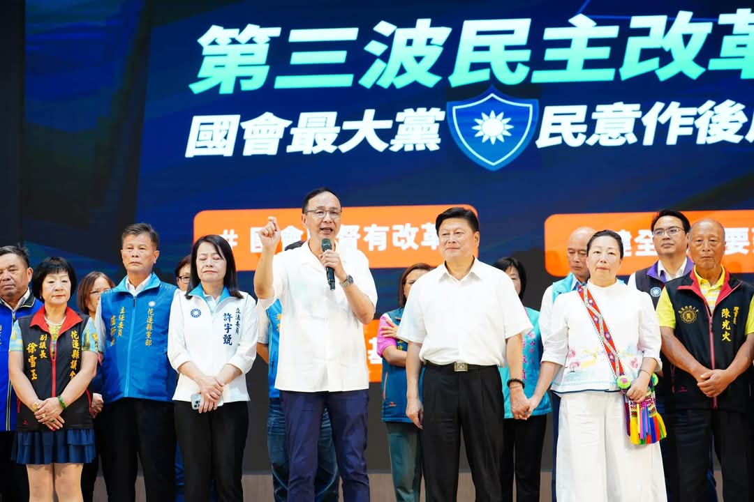 OlB5xR6vzI6Vv4B's tweet image. 【台灣再起 一棒接一棒！鄭主席承擔 朱主席傳承！】

#傅崐萁🇹🇼

過去四年，國民黨家徒四壁，朱立倫主席扛下重責，即使篳路襤褸，不斷面臨艱難挑戰，仍為國民黨打下重要戰役！…