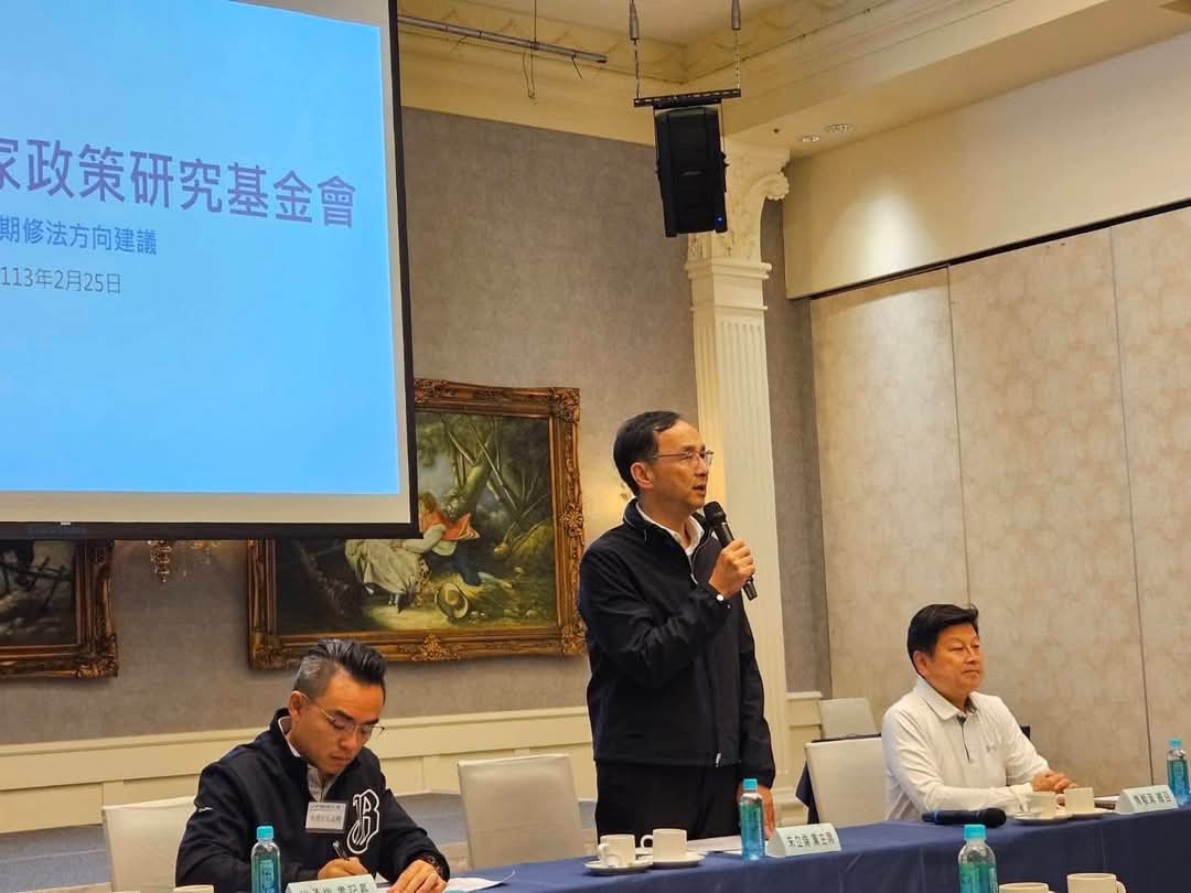 OlB5xR6vzI6Vv4B's tweet image. 【台灣再起 一棒接一棒！鄭主席承擔 朱主席傳承！】

#傅崐萁🇹🇼

過去四年，國民黨家徒四壁，朱立倫主席扛下重責，即使篳路襤褸，不斷面臨艱難挑戰，仍為國民黨打下重要戰役！…