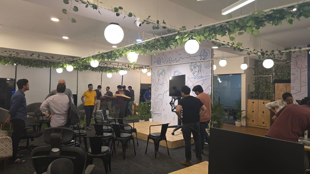 OnaRoy88's tweet image. Absolutely love the fact that at @southpkcommons, &quot;What are you exploring?&quot; is code for —&amp;gt; &quot;Hi friend!&quot;

You can spend a whole life, and not find a safe space like this.