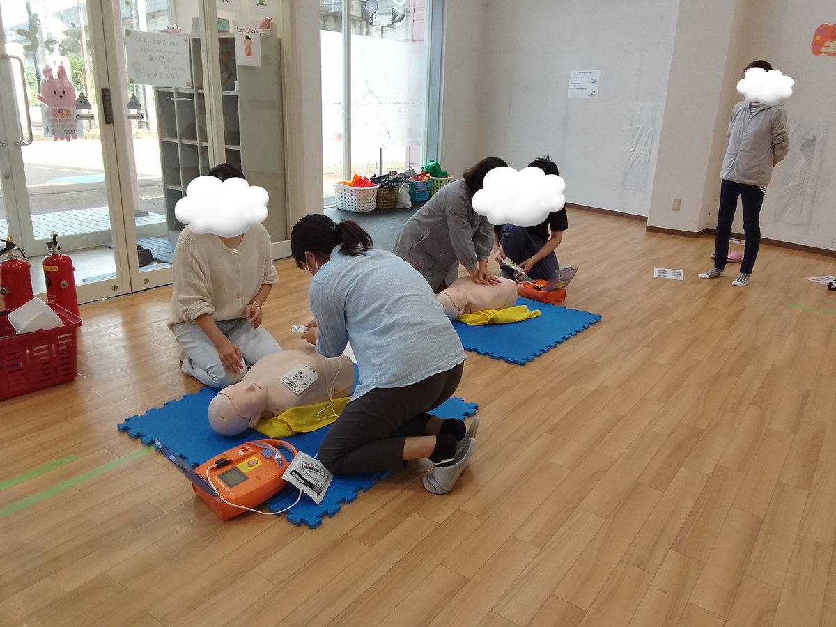 attomitsuke's tweet photo. 心肺蘇生＆消防訓練を職員で行いました。
見附消防署の方に丁寧にご指導いただきました。
いつ起こるかわからない事故や災害に、適切に対応できるよう、気を引き締めたいと思います。
#新潟県　#見附市　#今町　#放課後等デイサービス　#放デイ　#あっとほーむ見附 https://t.co/IzoFvgt4LX