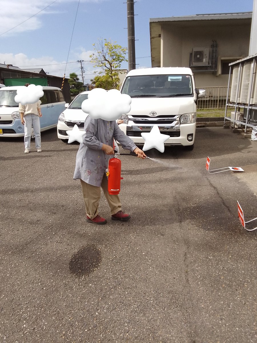 attomitsuke's tweet photo. 心肺蘇生＆消防訓練を職員で行いました。
見附消防署の方に丁寧にご指導いただきました。
いつ起こるかわからない事故や災害に、適切に対応できるよう、気を引き締めたいと思います。
#新潟県　#見附市　#今町　#放課後等デイサービス　#放デイ　#あっとほーむ見附 https://t.co/IzoFvgt4LX