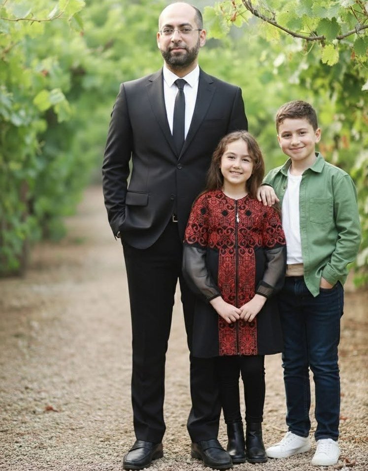 ترجموها بكل لغات الأرض‼️
عائلة فلسطينية جميلة قتلتها إسرائيل💔