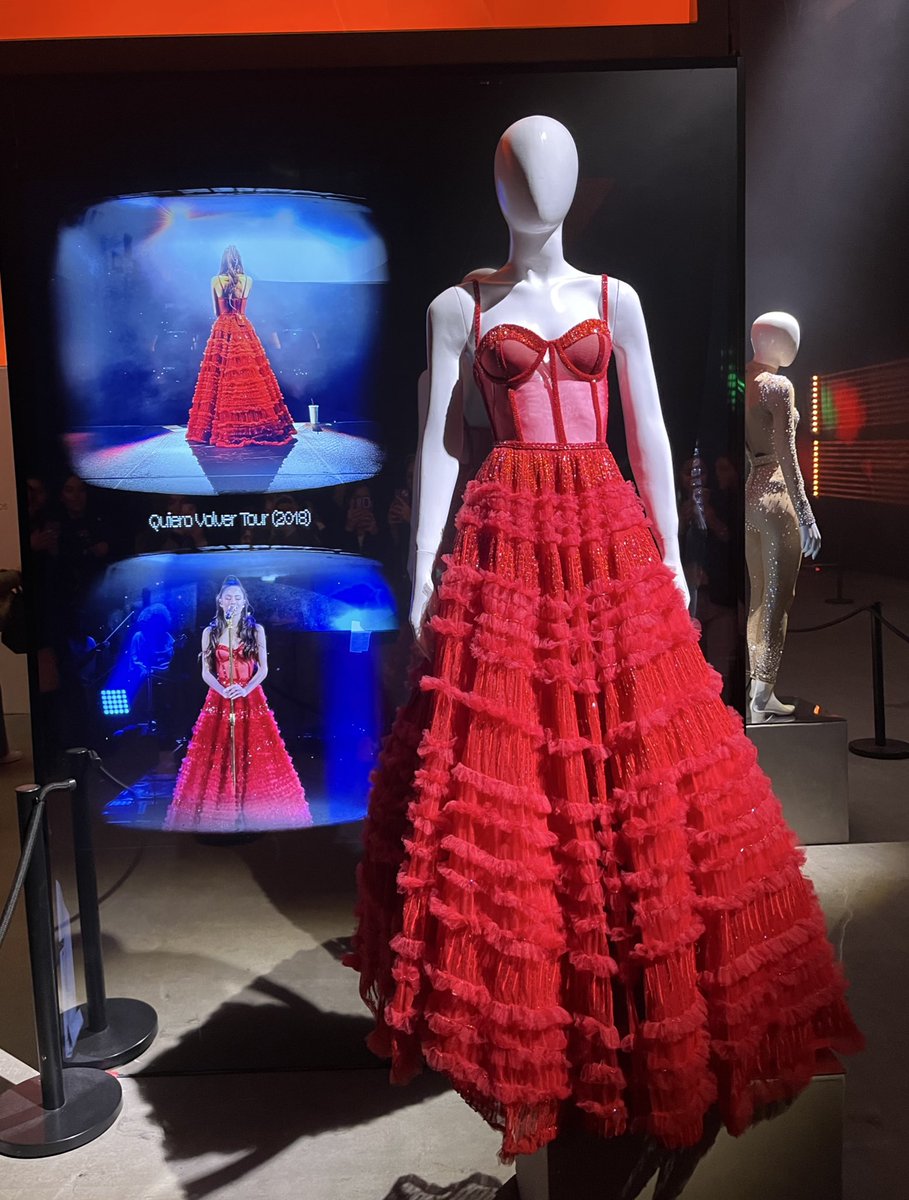 swagtriplet's tweet photo. si hablamos de vestidos icónicos son estos dos ❤️ https://t.co/uMuXWbS8fa