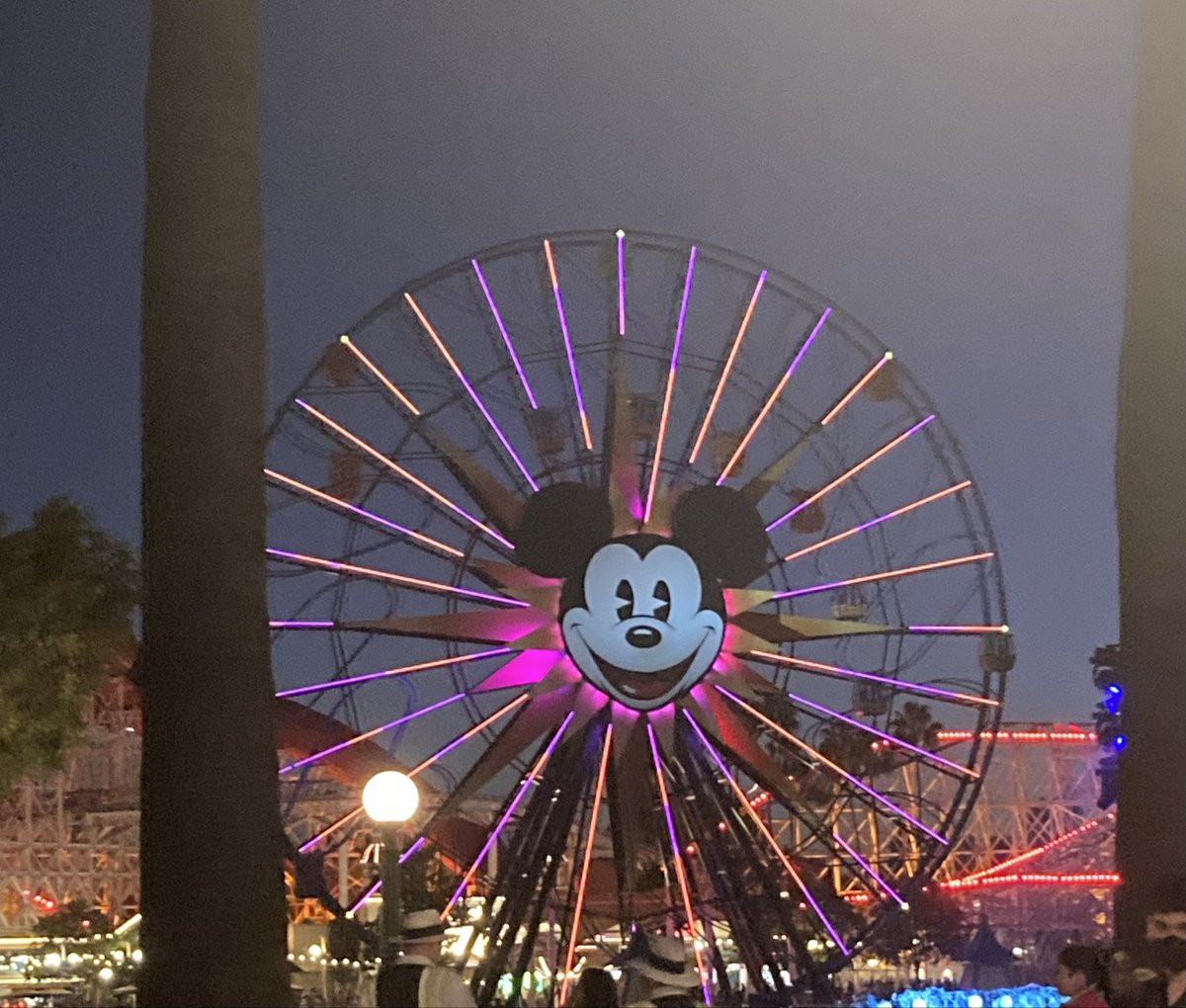 AnimeAzc's tweet image. I took these 3 pictures at Disneyland California adventure for October 🎃