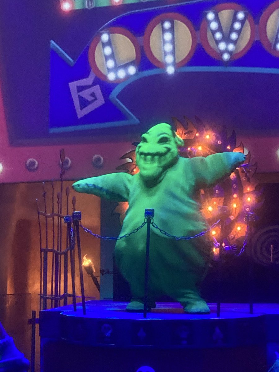 AnimeAzc's tweet image. I took these 3 pictures at Disneyland California adventure for October 🎃