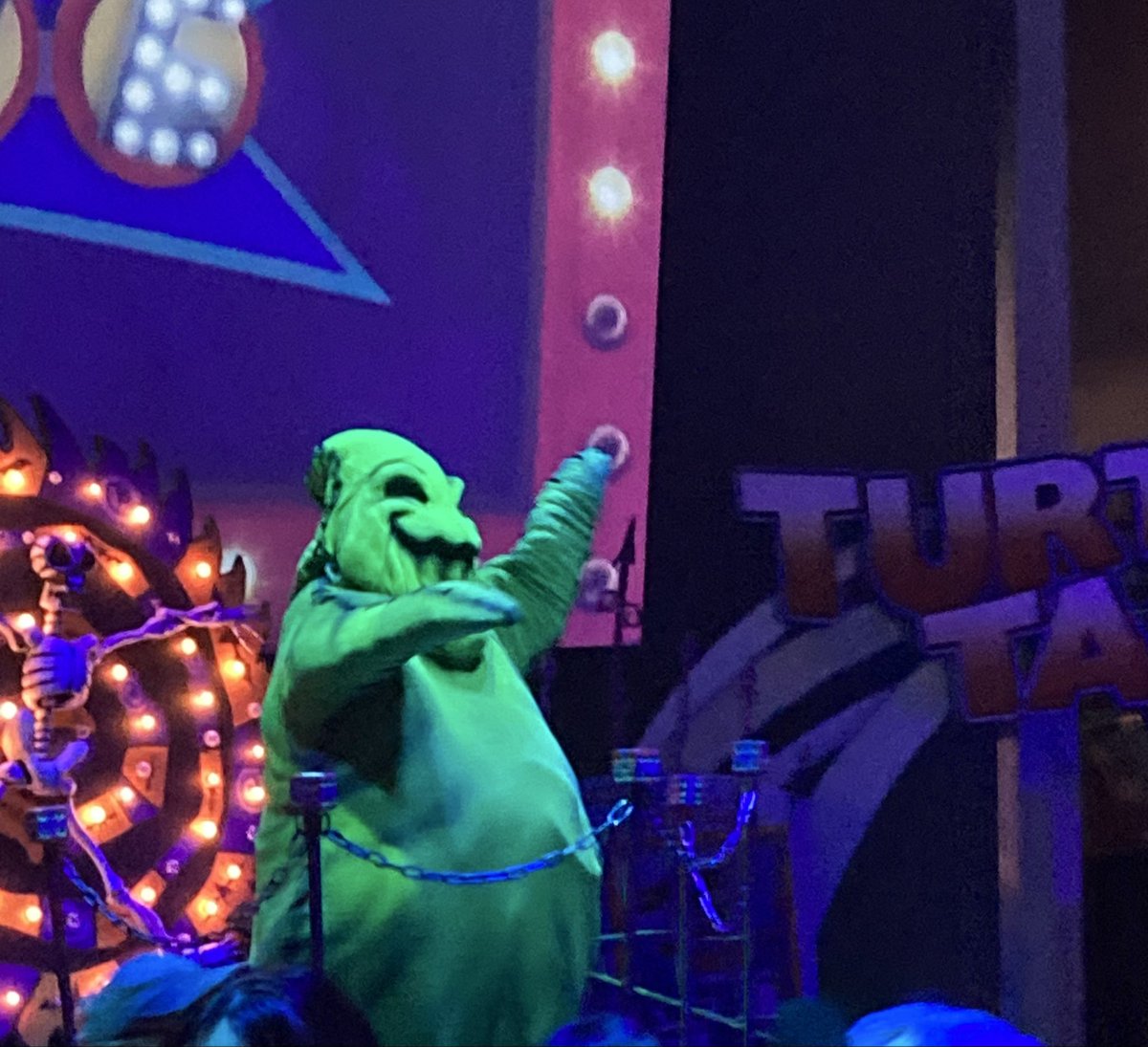 AnimeAzc's tweet image. I took these 3 pictures at Disneyland California adventure for October 🎃