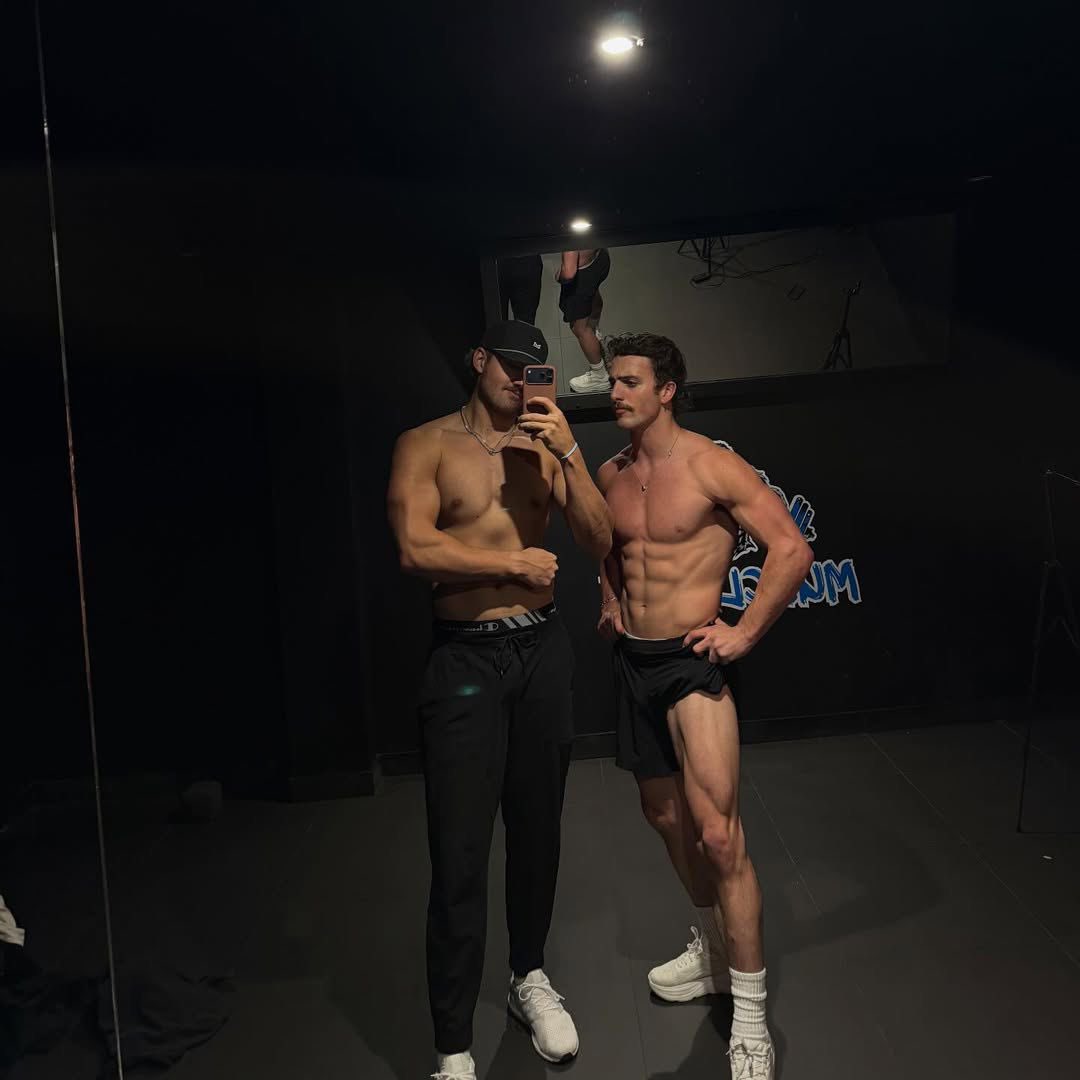 infobensonboone's tweet photo. MEU DEUS DO CÉU! 🥵
Nova a foto de Benson Boone com seu melhor amigo! https://t.co/QHUCSNz3Ed