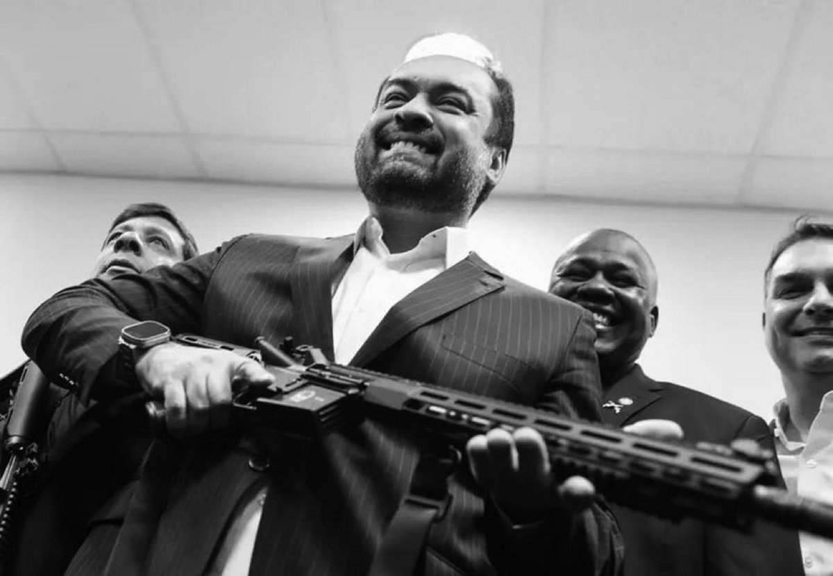 Eis que Cláudio Castro decide combater o tráfico no Rio de Janeiro:

- Comissão de Direitos Humanos pede sua prisão;
- Alexandre de Moraes o intima exigindo explicações;
- TSE marca julgamento que pode cassar seu mandato.

A vida de quem combate bandido é muito difícil no Brasil.
