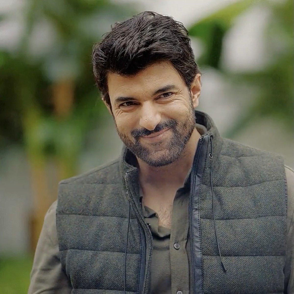 Ibarzab1Zenaida's tweet photo. 😁😂 #EnginAkyürek #OsmanBulut #OldMoney #EnfesBirAkşam https://t.co/x7D5NvuoYq
