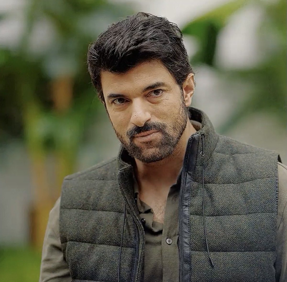 Ibarzab1Zenaida's tweet photo. 😁😂 #EnginAkyürek #OsmanBulut #OldMoney #EnfesBirAkşam https://t.co/x7D5NvuoYq