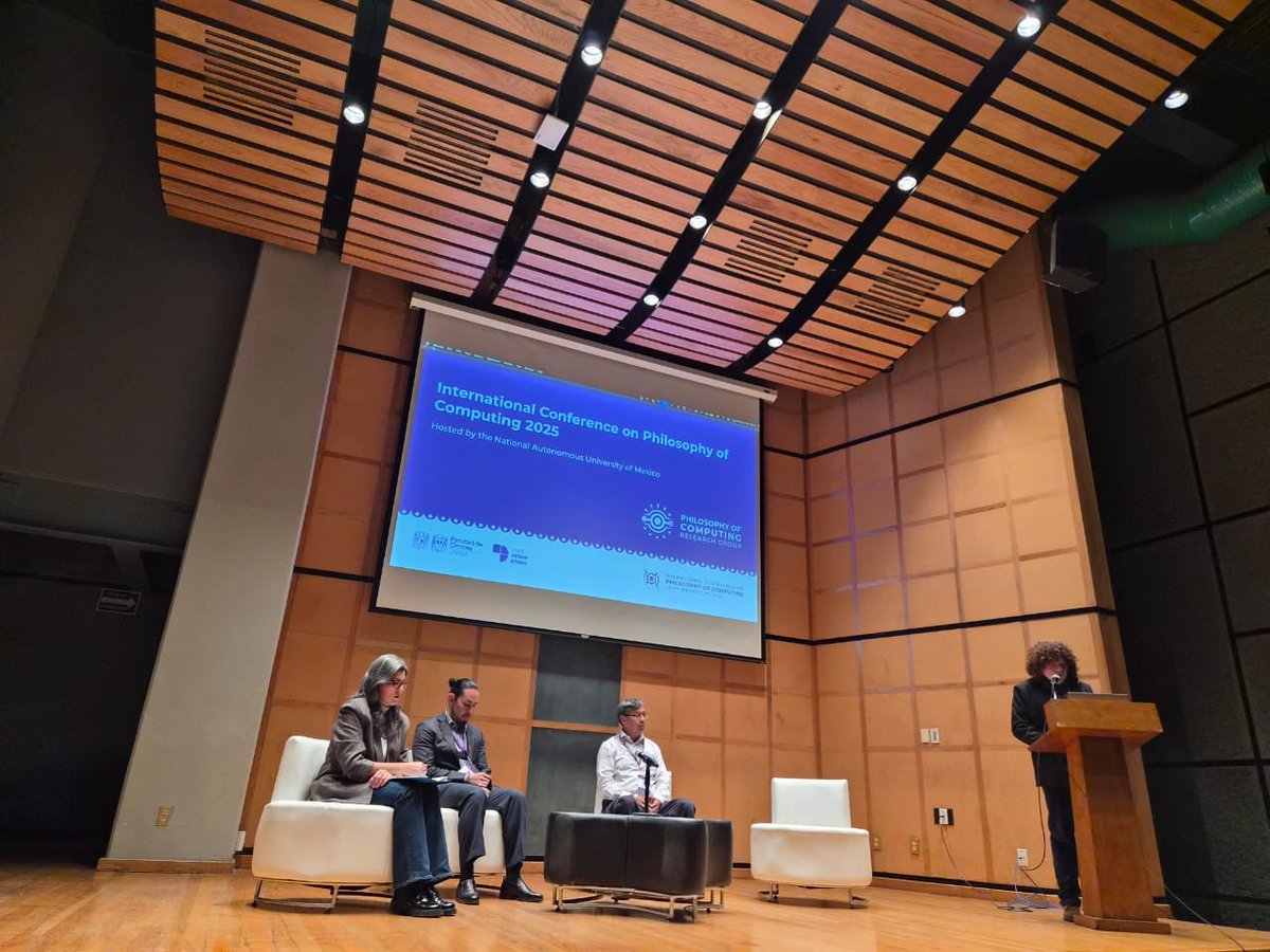 SECTEI_CDMX's tweet photo. Como parte de la #RedEcos Ciudad de México, participamos en la mesa inaugural del Congreso Internacional de Filosofía de la Computación en la Facultad de Ciencias de la UNAM (@fciencias). Intercambiamos ideas de los desafíos de la innovación, la formación de capacidades endógenas y las políticas públicas en general, asociados la Inteligencia Artificial, los actores y escalas que involucran, así como las acciones e imaginaciones que mueve.
Investigadores e investigadoras, integrantes del grupo de la #RedEcos “Derechos digitales e inteligencia artificial”, con de representantes de la @LaAgenciaCDMX, sostuvieron un conversatorio para abordar problemáticas como la relación entre derechos humanos y alfabetizaciones digitales críticas, la mediación de la #IA en los procesos de investigación en las ciencias sociales y en el desarrollo de aplicaciones y servicios para la ciudadanía, además del desplazamiento de los expertos humanos y los cambios en la producción y verificación del conocimiento.
#CapitalDeLaTransformación
#CiudadInnovadora