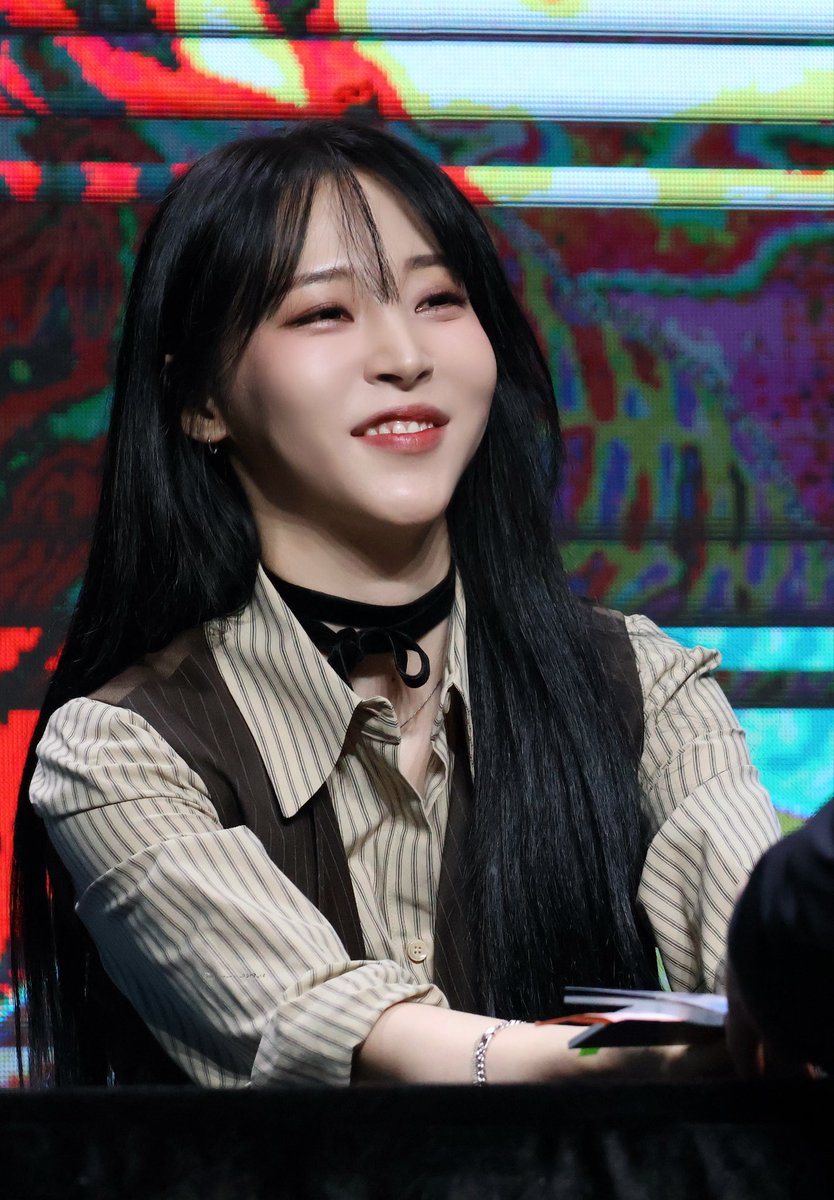 moo_moo_0619_cf's tweet photo. 251025⭐️
문별 (Moon Byul) 4TH MINI ALBUM [laundri] 발매 기념 팬대면 이벤트 in TAIPEI
😍🥰
#마마무 #문별 
 #MAMAMOO #MOONBYUL https://t.co/ZHrVYomIzw
