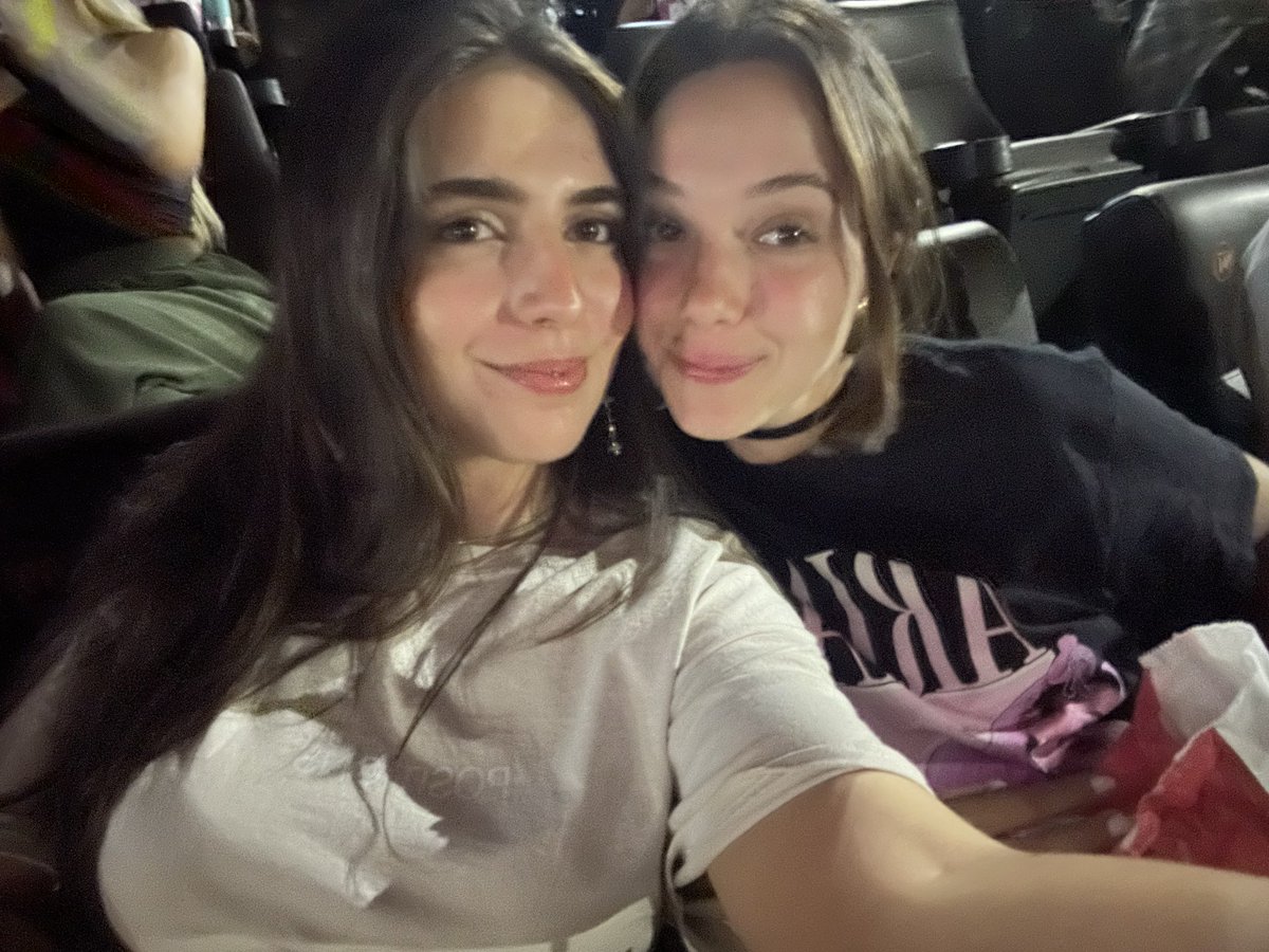 jusIikemagic's tweet photo. Oie @wickedmusicalbr, essa sou eu e minha melhor amiga @tiIdayIight que temos feito de tudo para receber esse presente único de ir a premiere! Chegaremos em SP sábado, vocês receberiam a gente? @UniversalPicsBr @tvglobo #EuNaPremiereDeWicked 🩷 https://t.co/z8nBMHzmaq