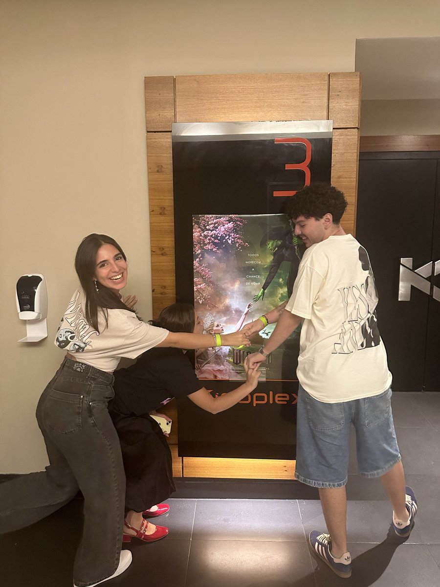 jusIikemagic's tweet photo. Oie @wickedmusicalbr, essa sou eu e minha melhor amiga @tiIdayIight que temos feito de tudo para receber esse presente único de ir a premiere! Chegaremos em SP sábado, vocês receberiam a gente? @UniversalPicsBr @tvglobo #EuNaPremiereDeWicked 🩷 https://t.co/z8nBMHzmaq