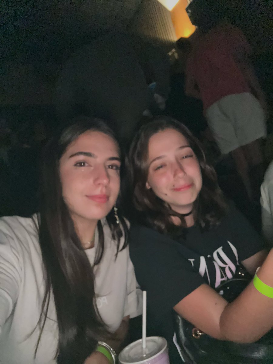 jusIikemagic's tweet photo. Oie @wickedmusicalbr, essa sou eu e minha melhor amiga @tiIdayIight que temos feito de tudo para receber esse presente único de ir a premiere! Chegaremos em SP sábado, vocês receberiam a gente? @UniversalPicsBr @tvglobo #EuNaPremiereDeWicked 🩷 https://t.co/z8nBMHzmaq