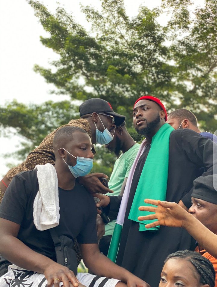 karimnjoyaa's tweet photo. 20/10/2020 fusillade des manifestants au péage de la Lekki au NG après cet acte,le pays sera secoué par les manifestations dans toutes les régions(États) du pays. Les célébrités(Davido,DJazzy, Burna,Olu,Falz..)avaient participé au "protest"#EndSARS  pourtant parmi les    1 https://t.co/0ugPGhZyYJ