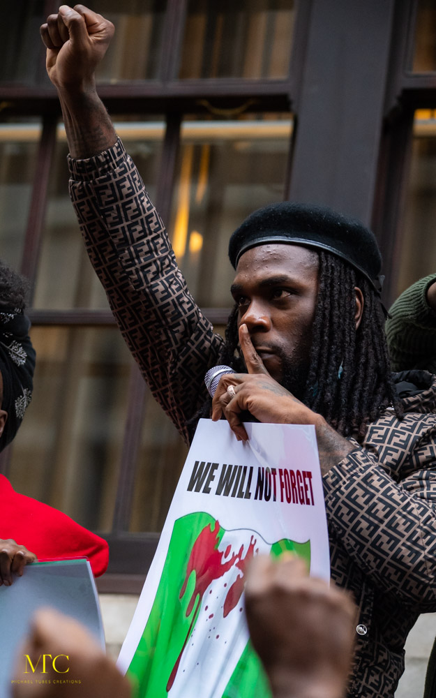 karimnjoyaa's tweet photo. 20/10/2020 fusillade des manifestants au péage de la Lekki au NG après cet acte,le pays sera secoué par les manifestations dans toutes les régions(États) du pays. Les célébrités(Davido,DJazzy, Burna,Olu,Falz..)avaient participé au "protest"#EndSARS  pourtant parmi les    1 https://t.co/0ugPGhZyYJ