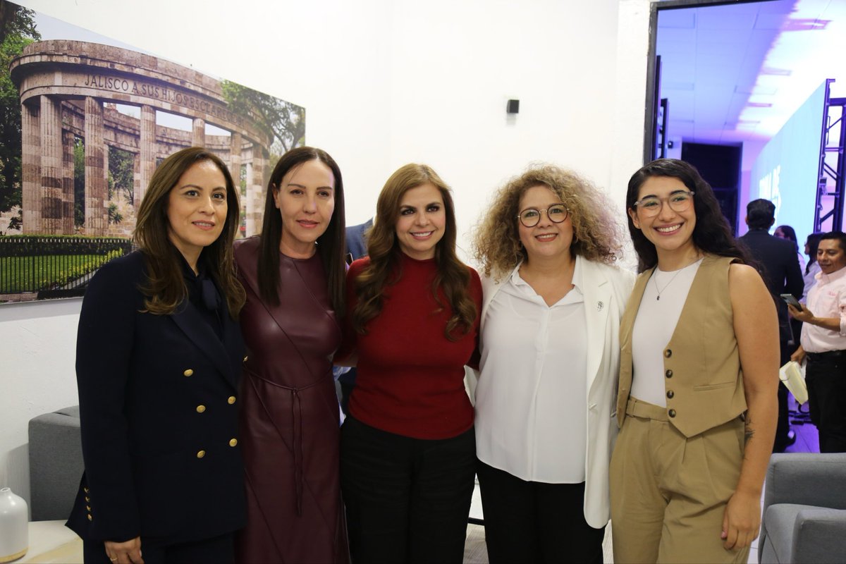 juarezmiranda's tweet image. Agradezco profundamente a todas y todos los académicos y a quienes nos acompañaron a la toma de protesta del Comité Ejecutivo 25-29 del @STAUdeG especialmente a nuestra querida rectora de la @udg_oficial, Mtra. @KarlaPlanter1 y a la alcaldesa de GDL @VeroDelgadilloG
🦁🖤💛❤️🦁