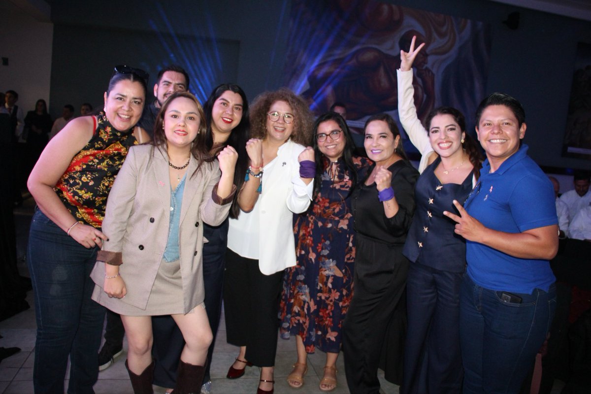 juarezmiranda's tweet image. Agradezco profundamente a todas y todos los académicos y a quienes nos acompañaron a la toma de protesta del Comité Ejecutivo 25-29 del @STAUdeG especialmente a nuestra querida rectora de la @udg_oficial, Mtra. @KarlaPlanter1 y a la alcaldesa de GDL @VeroDelgadilloG
🦁🖤💛❤️🦁