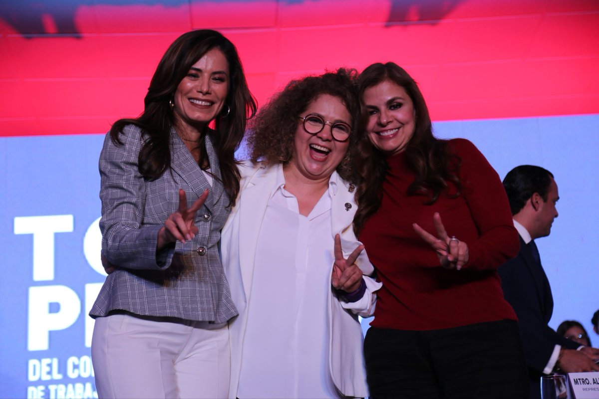 juarezmiranda's tweet image. Agradezco profundamente a todas y todos los académicos y a quienes nos acompañaron a la toma de protesta del Comité Ejecutivo 25-29 del @STAUdeG especialmente a nuestra querida rectora de la @udg_oficial, Mtra. @KarlaPlanter1 y a la alcaldesa de GDL @VeroDelgadilloG
🦁🖤💛❤️🦁