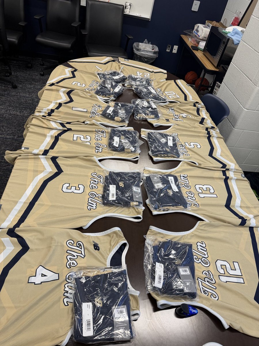 Day 1 reveal!🐺🏀