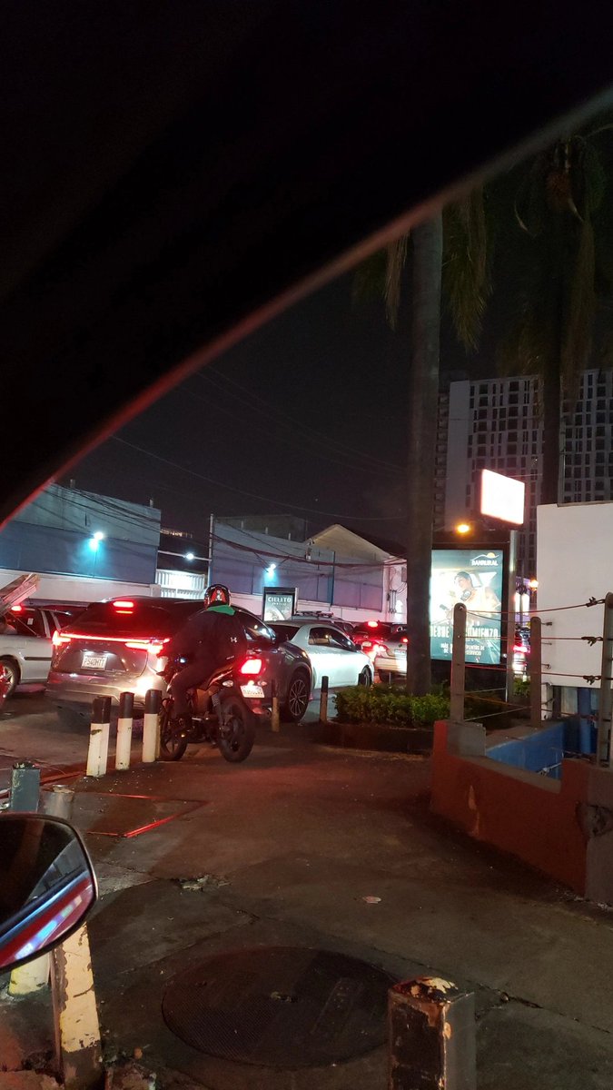 enrique12___'s tweet photo. 396LVD 
Esquina de la 19 calle y 4ta avenida zona 10 

Hizo correteada a la viejita que iba en la banqueta y la multa? @PMTMuniGuate @amilcarmontejo https://t.co/HhRY2KHLSO