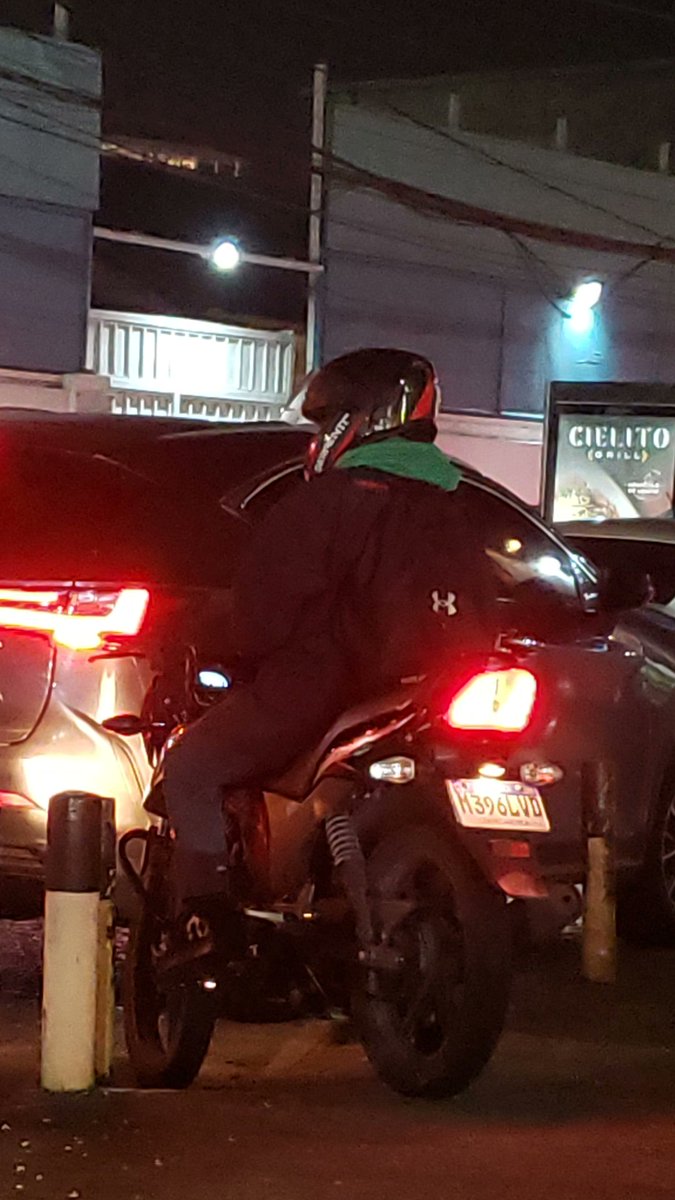 enrique12___'s tweet photo. 396LVD 
Esquina de la 19 calle y 4ta avenida zona 10 

Hizo correteada a la viejita que iba en la banqueta y la multa? @PMTMuniGuate @amilcarmontejo https://t.co/HhRY2KHLSO