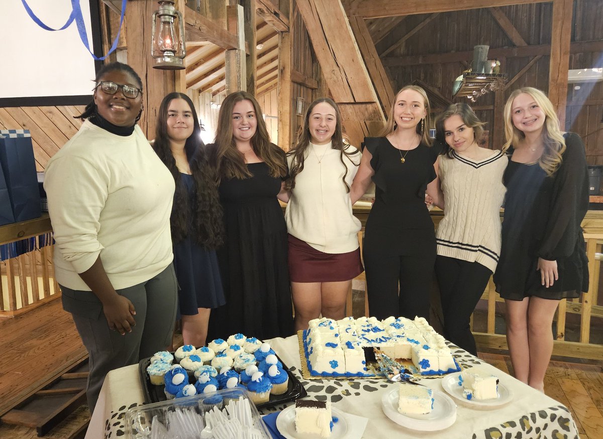 LepsAD's tweet photo. Beautiful evening celebrating our Girls Golf team. So proud of each and every one of you. You have grown into a close team and shown tremendous growth in your game of golf. Thanks for sharing your heart and your funny stories! 💙 https://t.co/z40kJimDXP