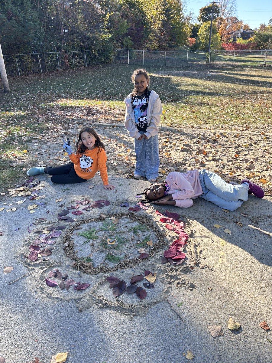 StBrigidOCSB's tweet photo. This week Ms. Nabuurs’ class explored patterns, symmetry, and the natural world by making mandalas out of material we found on the yard. The kids loved it and worked together so well! #ocsb #ocsbBeCreative https://t.co/mSiwyo9aJ1