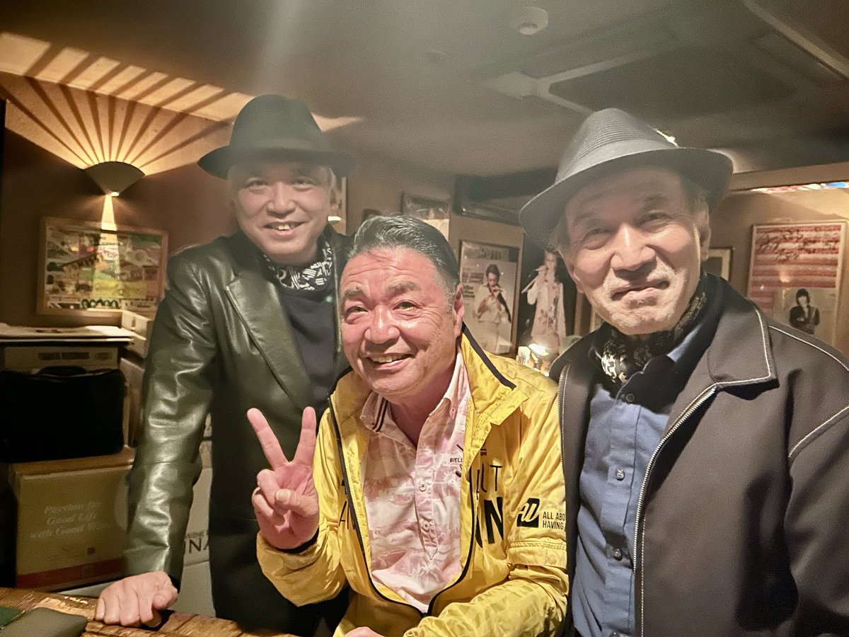 tkariya's tweet image. 10/28 名古屋市新栄のロック酒場"FACE"🎶

37年の歴史を誇る'60〜'80のロックを聴きながら
飲める名古屋の隠れた名店🍷🍺🍾
rockbar-face.com

オヤジ3人と気さくなマスターとで
懐かしい音楽談義に花が咲く🎸