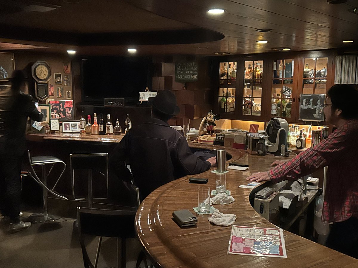 tkariya's tweet image. 10/28 名古屋市新栄のロック酒場"FACE"🎶

37年の歴史を誇る'60〜'80のロックを聴きながら
飲める名古屋の隠れた名店🍷🍺🍾
rockbar-face.com

オヤジ3人と気さくなマスターとで
懐かしい音楽談義に花が咲く🎸