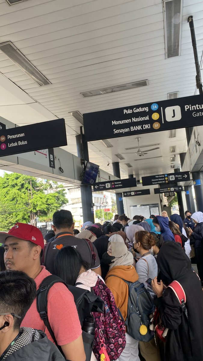 bulir2pulpy's tweet photo. Pukul 07:47 penumpukan koridor 8 di halte Damai. Segera lakukan pengecekan min @PT_Transjakarta @pramonoanung @dishubjakarta https://t.co/ukEb0RImH9