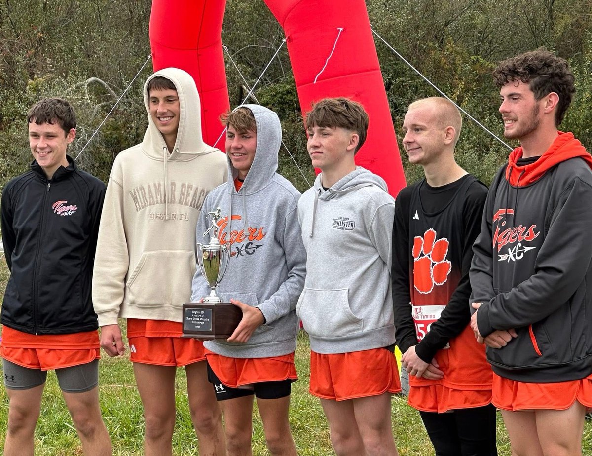 HonakerTigers's tweet photo. VHSL Region 1D Boys XC Runner-up #hhs #tigers https://t.co/8RbKM90GbA