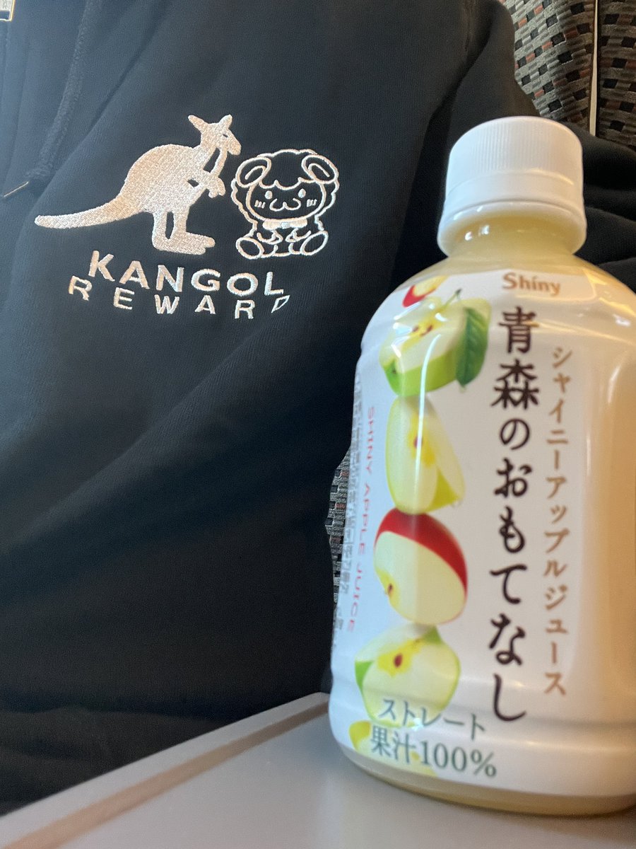 今日明日と東京出張〜🗼
スーツは窮屈なので手持ちで、お気に入りのパーカーとともに新幹線🚅
シャイニーアップルジュースってなんだろ。

#壺ひつじ 
#羊飼いK さん