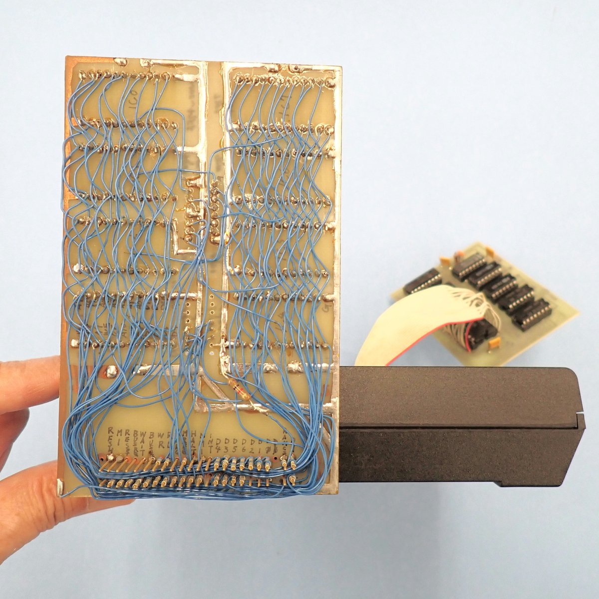 中村茂雄(JH3BWQ)様より「魔改造済み」のSinclair ZX81を寄贈いただきました。
寄贈いただき感謝いたします。
Sinclair ZX81は、1981年にイギリスで発売された超低価格パソコンです。
一般家庭に安価にコンピュータを提供するために、英国の発明家 クライブ・シンクレア氏が設計しました。

Sinclair