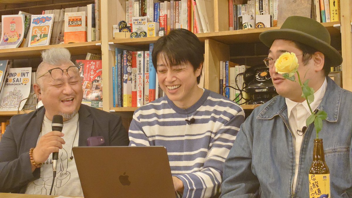 namamon_staff's tweet photo. 昨夜は久々の生漫DAY
ありがとうございました！
▽アーカイブあります💁‍♀️✨
https://t.co/LF6NBc3THu
お花は #虎ノ門 #レ・ミルフォイユ・ドゥ・リベルテ さんより 黄色のバラ、花言葉は「平和、無事を願う(あなたを守りたい)」😇✨です。皆さま今日も健やかにお過ごしください🍀 https://t.co/DHxLJqdjpc
