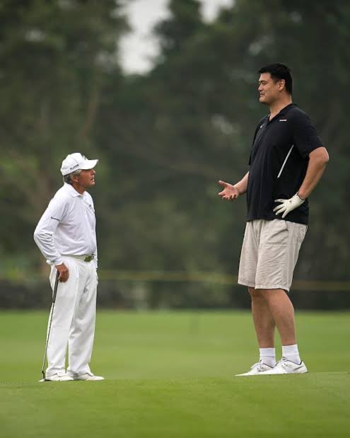 Gary Player standing next to Yao Ming is one of the funniest golf photos of all time.