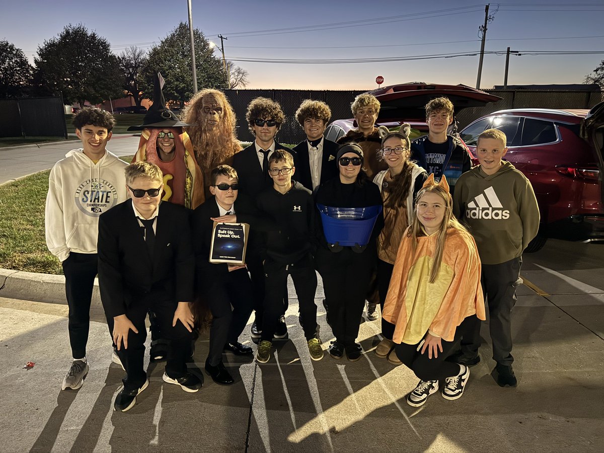 BlueDevilSpeech's tweet photo. Trunk or Treat tonight at the high school. Putting our speech attire to good use with a MIB theme. https://t.co/9MOdRnuyhx